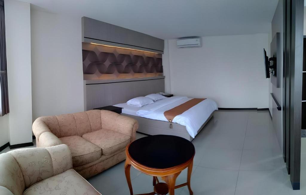 Alexander Hotel Tegal Exterior foto