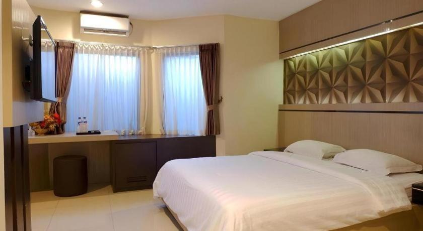 Alexander Hotel Tegal Exterior foto