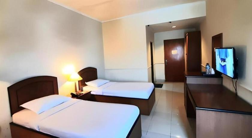 Alexander Hotel Tegal Exterior foto