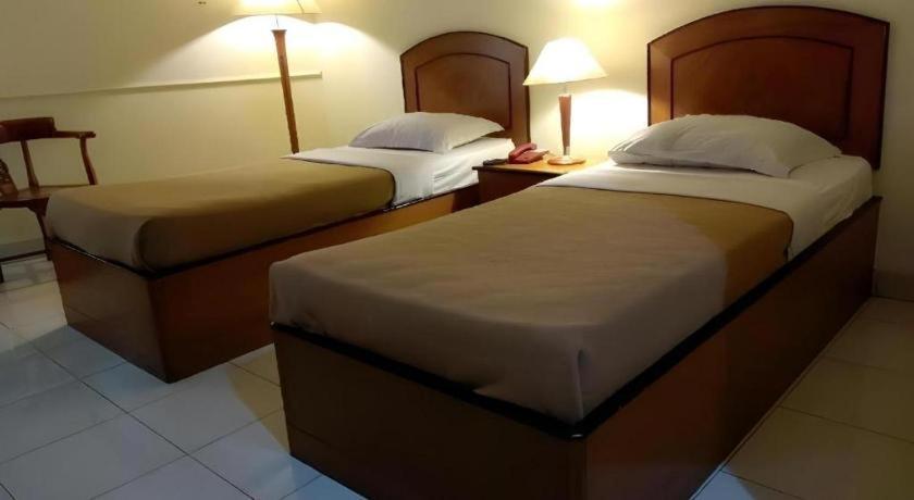 Alexander Hotel Tegal Exterior foto